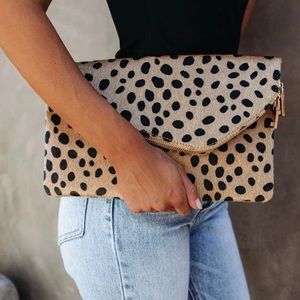 Vici - Keen Instincts Crossbody Envelop Zip Clutch. EUC